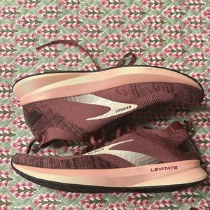 Women’s Running Shoes Brooks Levitate DNA AMP Size 9.5
